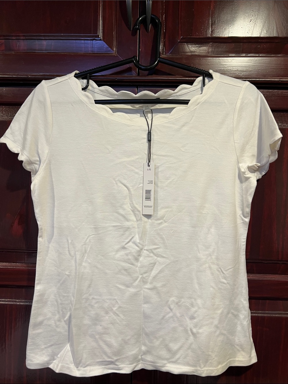 Tahari White Scallop Neck Short Sleeve Tee